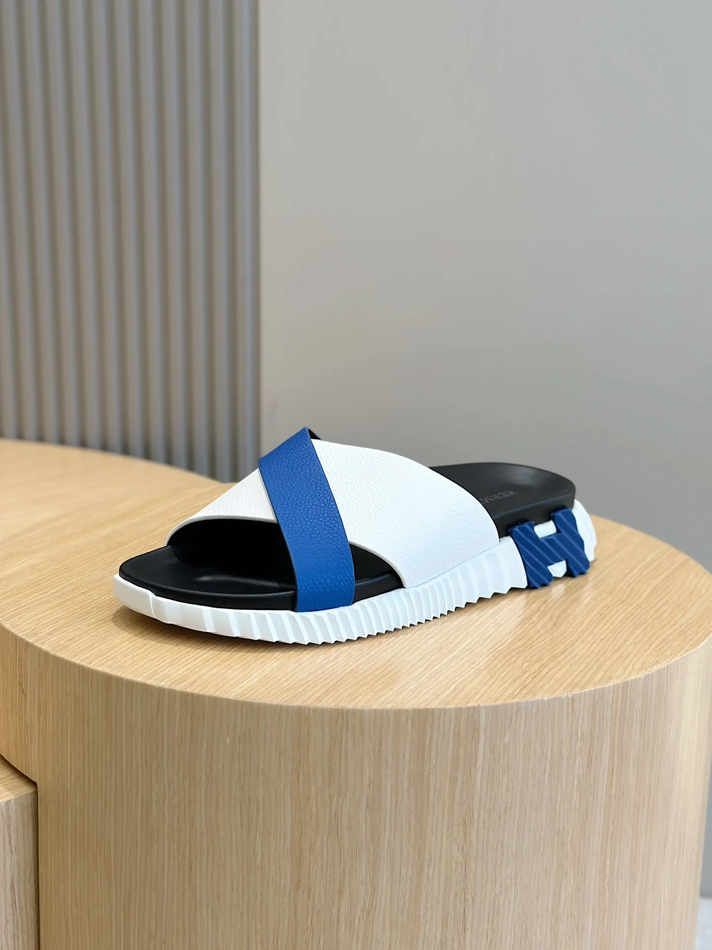 [HERMÈS] Top men's shoes 💰: 340💰 Size: 39-44 (38.45 46 custom-made) Herme*H Home Hermès Men's Sandals and Slippers - Original Replica Purchase the original version and make it one to one, the outsole is privately modeled, and the outsole color corresponding to each color is the same as the original version. Come to those who know the stuff 💪 The ultra-light soles are designed in contrasting colors, and they feel so comfortable on your feet! Calfskin, cowhide feet, private mold outsole.